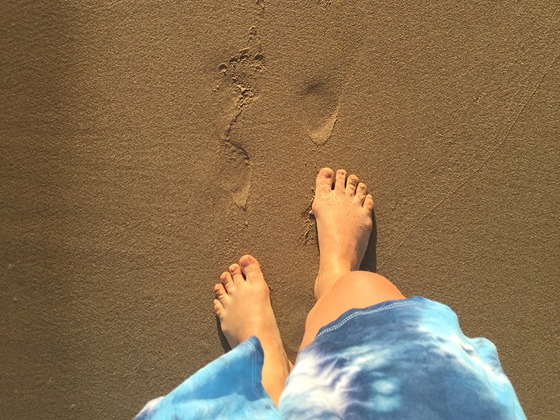 Barfuß am Strand spazieren