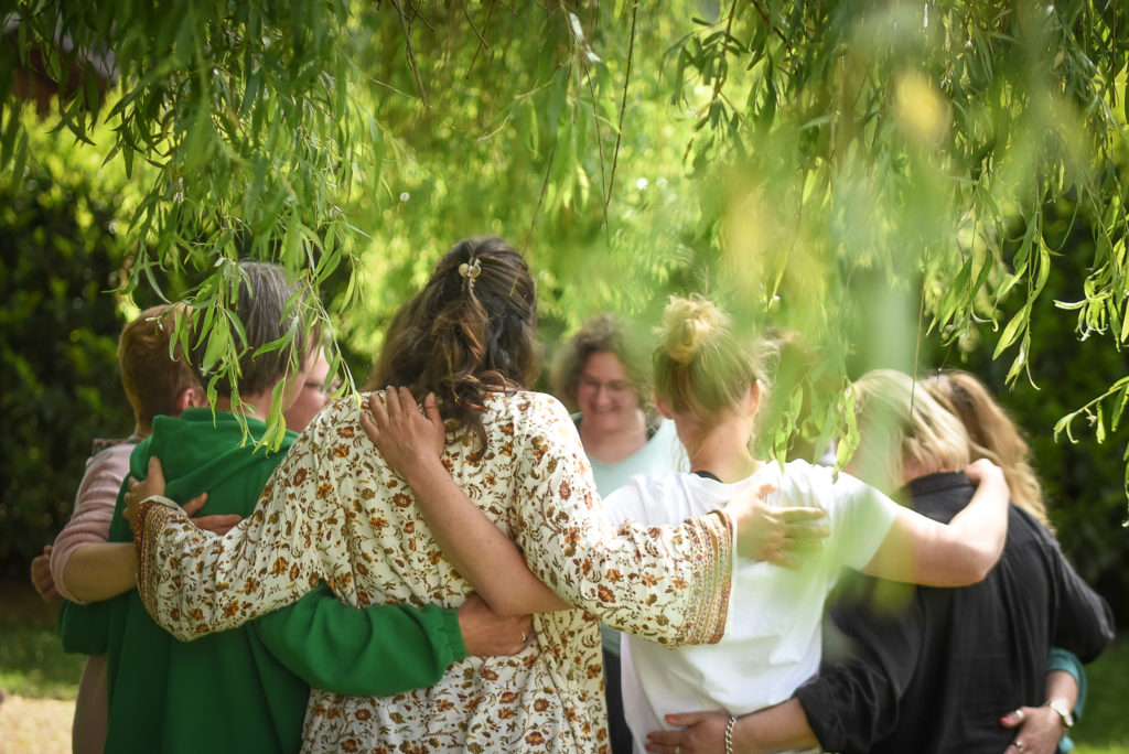 Frauen in Gemeinschaft beim Let it Flow Retreat