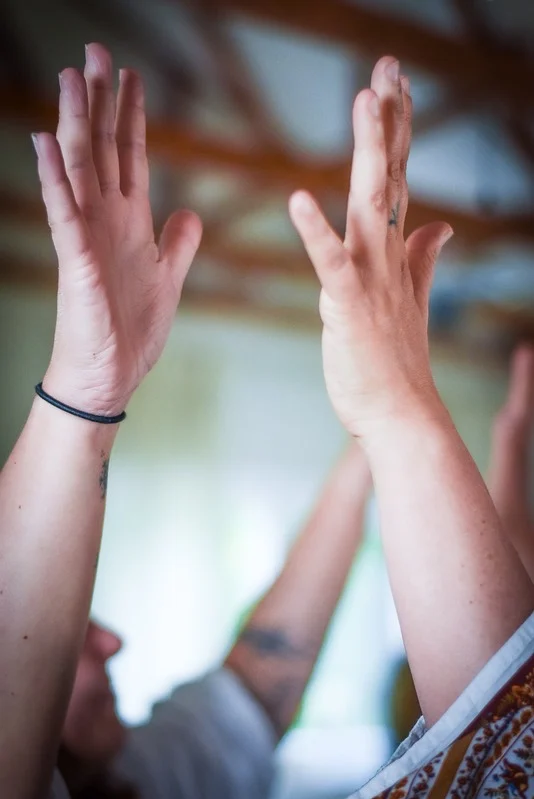 Frauen bewegen sich frei beim Aktivierungs-Flow des Let it Flow Retreats